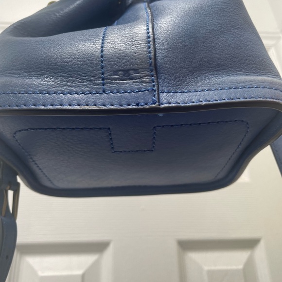 Tory Burch peacock blue leather bucket bag - Picture 4 of 7